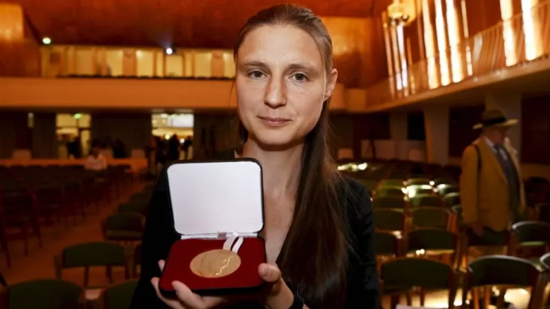 Maryna Viazovska com a medalha Fields  (FOTO: BBC NEWS)