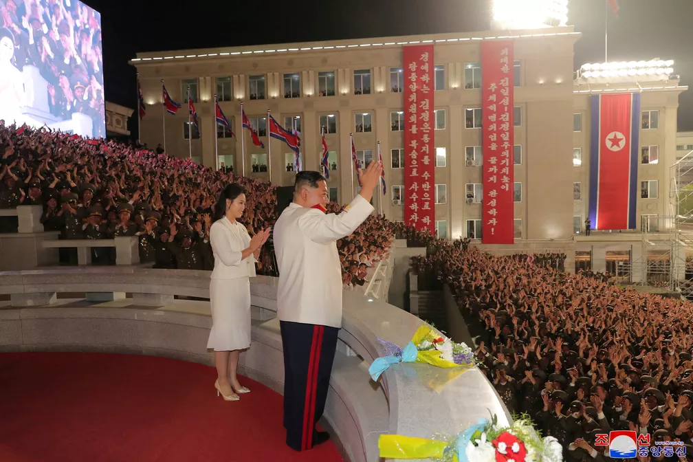 Kim Jong-un e sua esposa Ri Sol Ju em desfile em Pyongyang  (Foto: KCNA via Reuters)