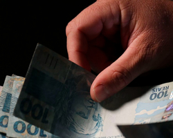 Bolsonaro sanciona LDO que prevê salário mínimo de R$ 1.294 em 2023