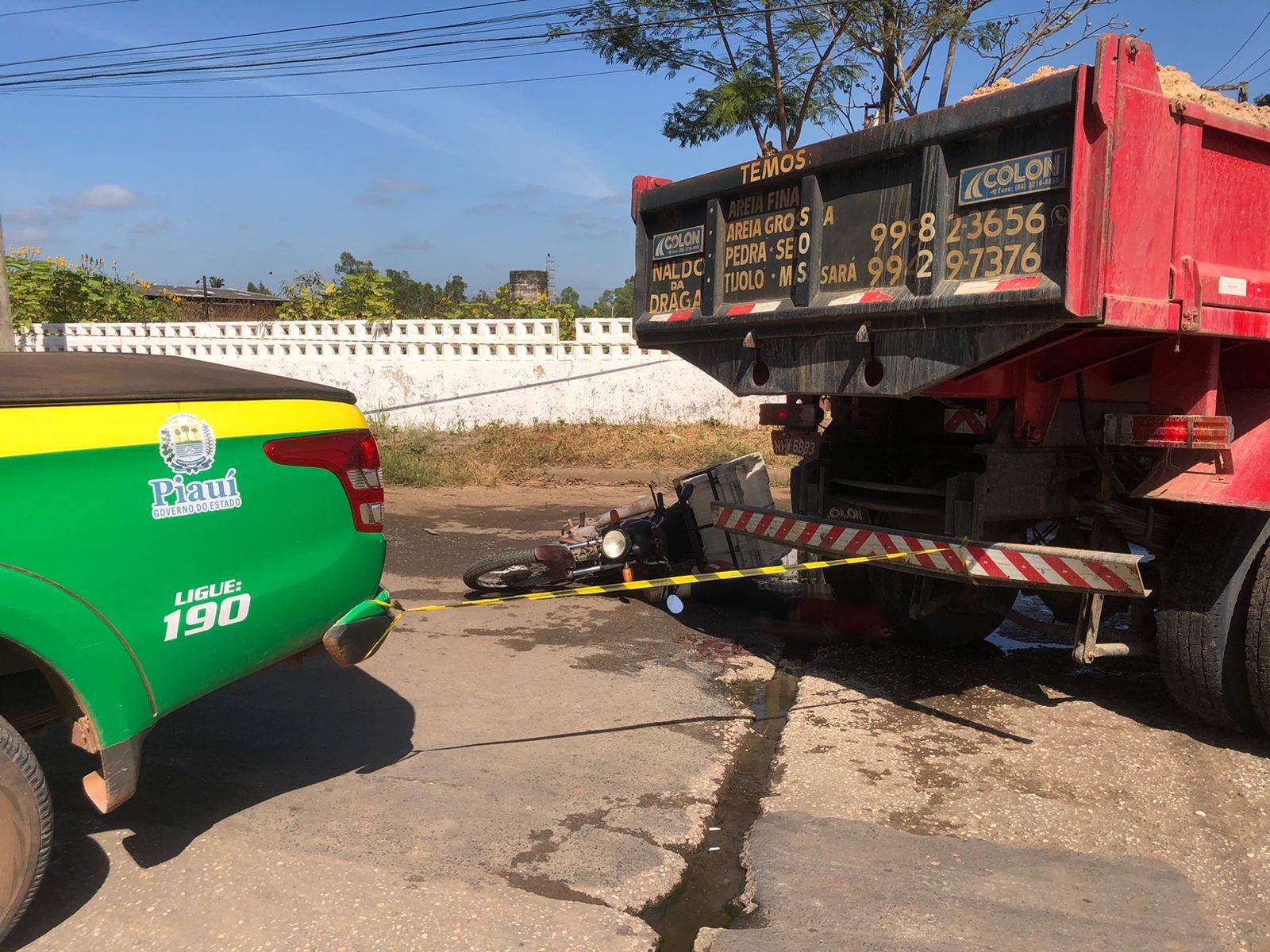 Motociclista de 18 anos morreu esmagado por caminhão caçamba em Teresina - Foto: Matheus Oliveira/Meio Norte