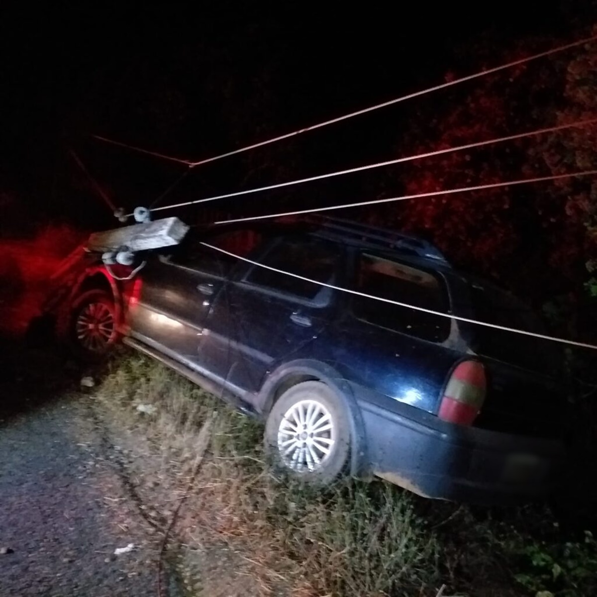 Poste cai sobre veículo após colisão na rodovia PI-242, região de Oeiras - Imagem 1