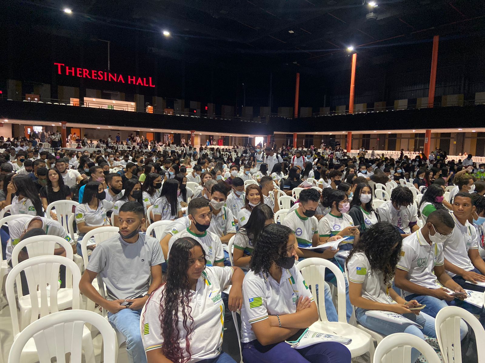 Milhares de alunos participaram da revisão presencialmente, pela televisão e internet. Crédito: Lucrécio Arrais.
