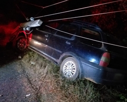 Poste cai sobre veículo após colisão na rodovia PI-242, região de Oeiras