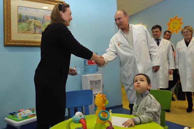 Putin se encontra com mãe dentro do hospital para mães e crianças (Foto: Alexei Nikolsky)Putin se encontra com mãe dentro do hospital para mães e crianças (Foto: Alexei Nikolsky)