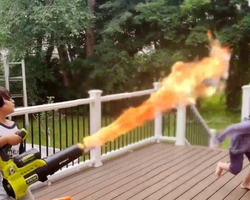 Pai constrói 'lança-chamas' para filhos: 'Melhor brinquedo de todos'