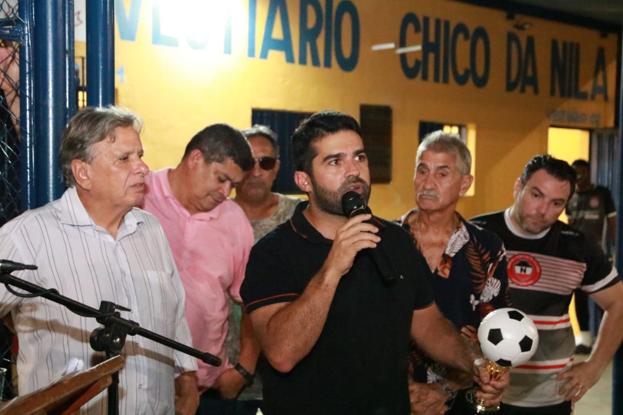 Vereador Bruno Vilarinho discursa durante a entrega do campo