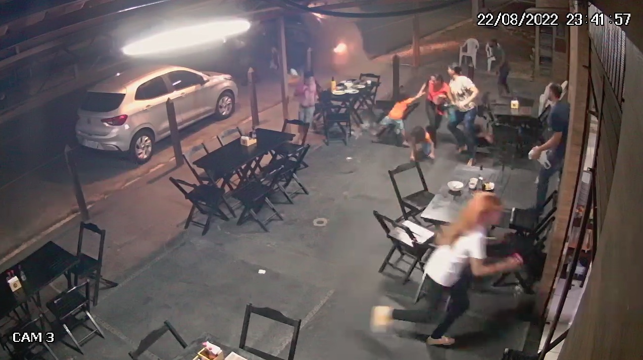 Pessoas que estavam no restaurante saem correndo durante acidente - Foto: Reprodução