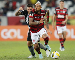 Flamengo vence Botafogo com gol de Vidal e  encosta no Palmeiras 