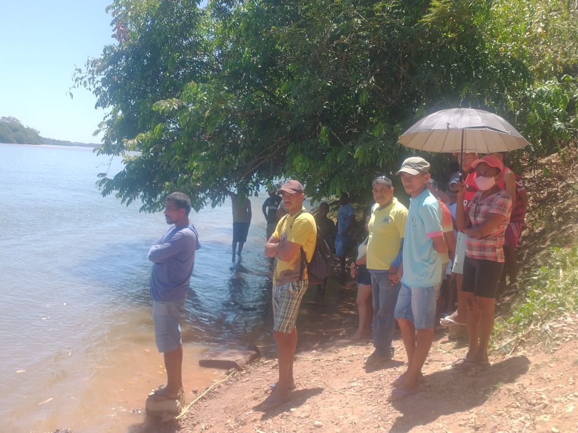 Moradores e pescadores auxiliam no trabalho dos Bombeiros - Foto: Kilson Dione