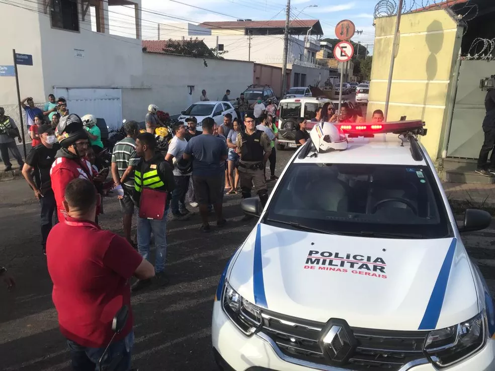 Corpo do suspeito foi encontrado no bairro Cachoeirinha, em BH (Foto: Saulo Luiz / TV Globo)