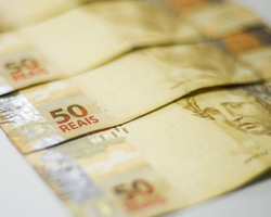 Governo prevê salário mínimo em R$ 1.302 em 2023, sem aumento real
