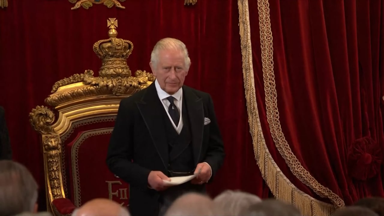 Rei Charles durante cerimônia de proclamação
