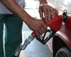 Petrobras anuncia cortes nos preços dos combustíveis às vésperas da eleição