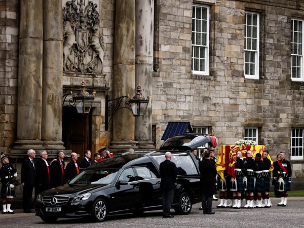 Cortejo chega ao palácio de Holyroodhouse, em Edimburgo (Foto: Alkis Konstantinidis)