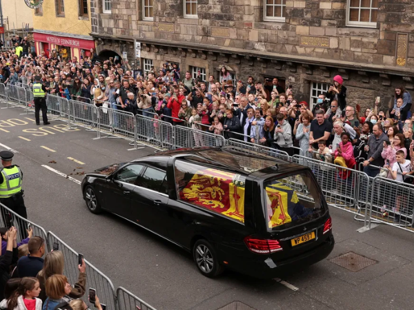 Cortejo chega a Edimburgo, na Escócia (Foto: REUTERS)