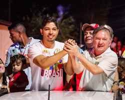 Merlong, prefeito e vice realizam grande carreata em Cristino Castro