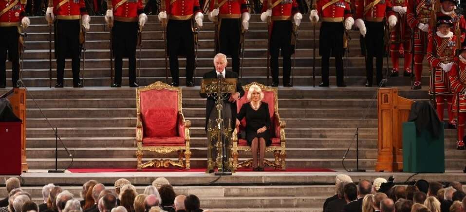 O rei britânico Charles III, ao lado da britânica Camilla, rainha consorte (Foto: DAN KITWOOD)