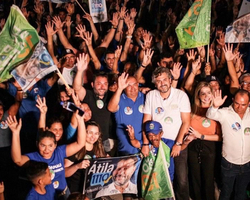 Candidato Átila Filho é recebido por multidão em Alegrete do Piauí