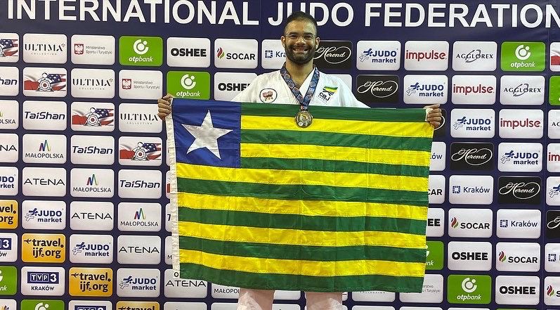 Judoca Stanley Alves comemora conquista segurando a bandeira do Piauí. (Foto: Arquivo Pessoal)