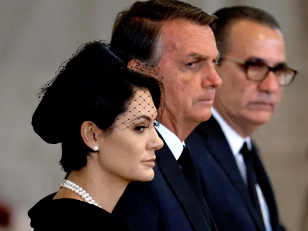 Bolsonaro vai ao velório da Rainha Elizabeth com Michelle e Silas Malafaia