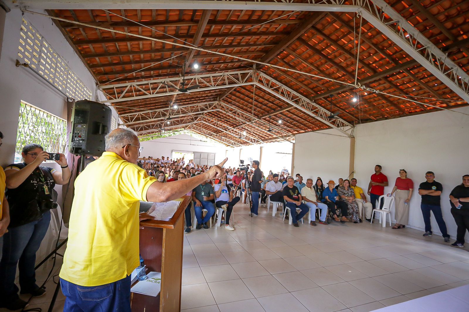 Dr. Pessoa entrega títulos de terra para moradores do povoado Santa Teresa - Imagem 2