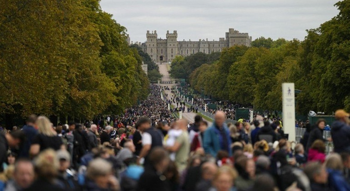 Súditos ficam ao longo da 'Long Walk' do lado de fora do Castelo de Windsor - Foto: ALASTAIR GRANT/AFP