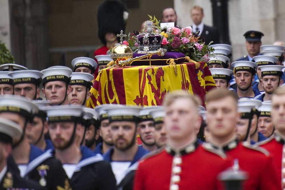 Cortejo levou o corpo de Elizabeth 2ª até a Abadia de Westminster, onde ocorre funeral - EMILIO MORENATTI/AFP