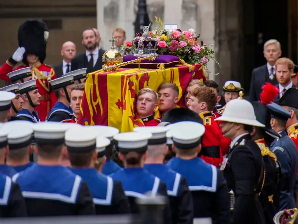 Fim de um reinado: Rainha Elizabeth II é sepultada no castelo de Windsor