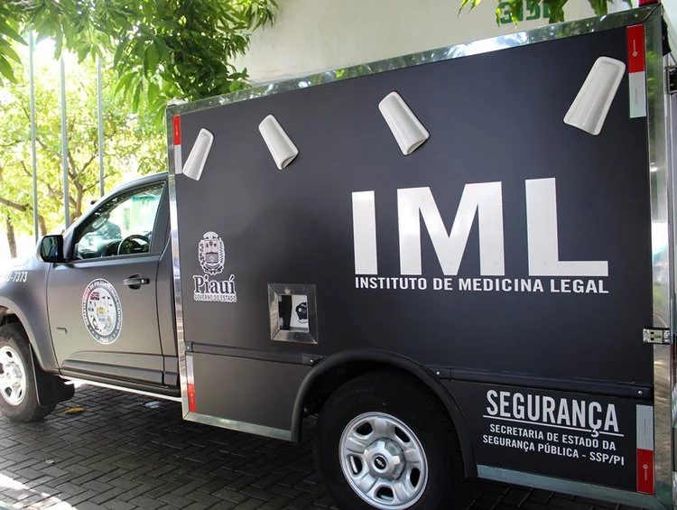 O IML foi acionado para fazer a remoção do corpo da vítima (Foto: Reprodução)