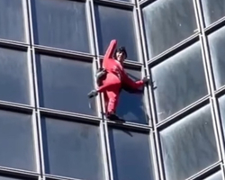 Homem-Aranha celebra 60 anos escalando a torre Tour Total, em Paris