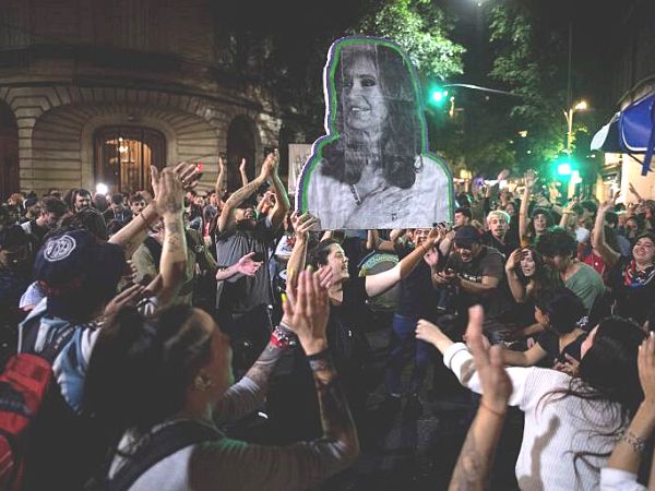Argentinos reagem ao atentado de Cristina Kirchner com manifestações (Foto: UOL)