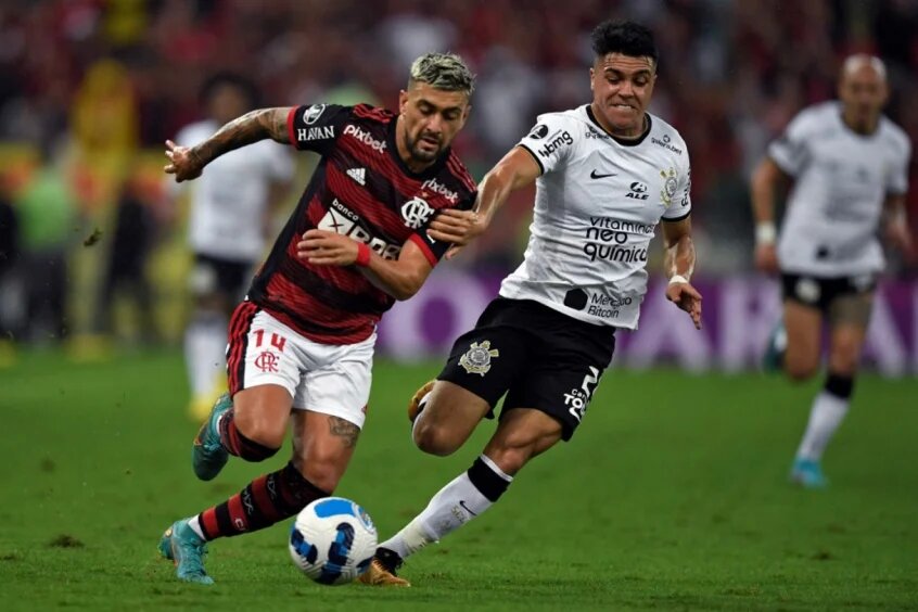 Flamengo, de Arrascaeta, e Corinthians, de Roni, se enfrentam na final da Copa do Brasil (Foto: Mauro Pimentel/AFP)
