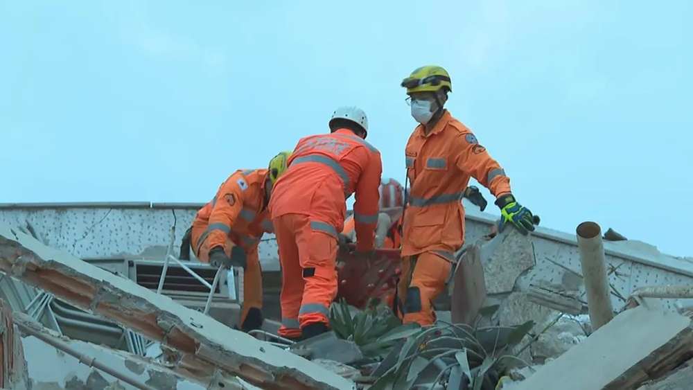 Bombeiros resgatam moradores que ficaram sob escombros. — Foto: Marcelo Abreu/TV Globo 