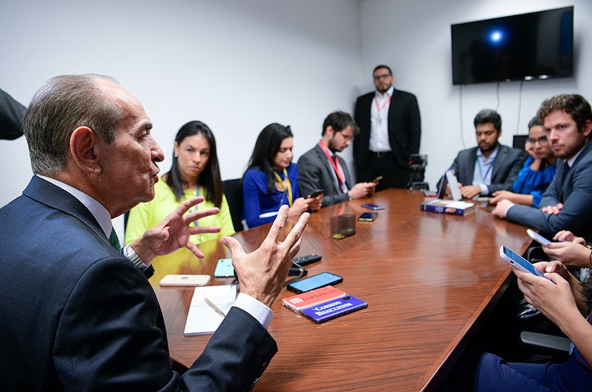 Senador Marcelo Castro em coletiva de imprensa após encontro com Rodrigo Pacheco (Pedro França/Agência Senado)