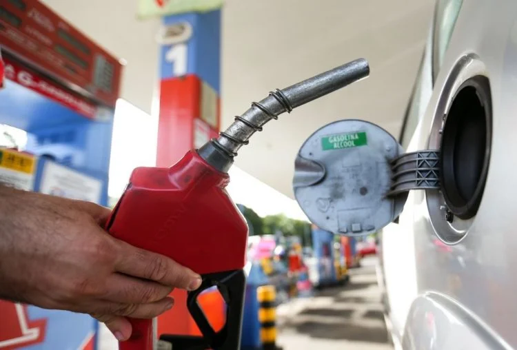 Preço da gasolina cai mais 1,8% e vai a R$ 4,88 por litro, aponta ANP (Foto: Reprodução)