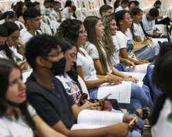 Mais de 3 mil estudantes participam de revisão para o Enem em Teresina