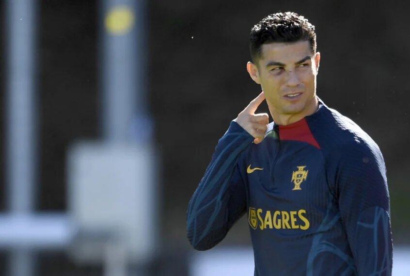 Cristiano Ronaldo com olho roxo em treino de Portugal (Foto: Miguel Riopa/AFP)