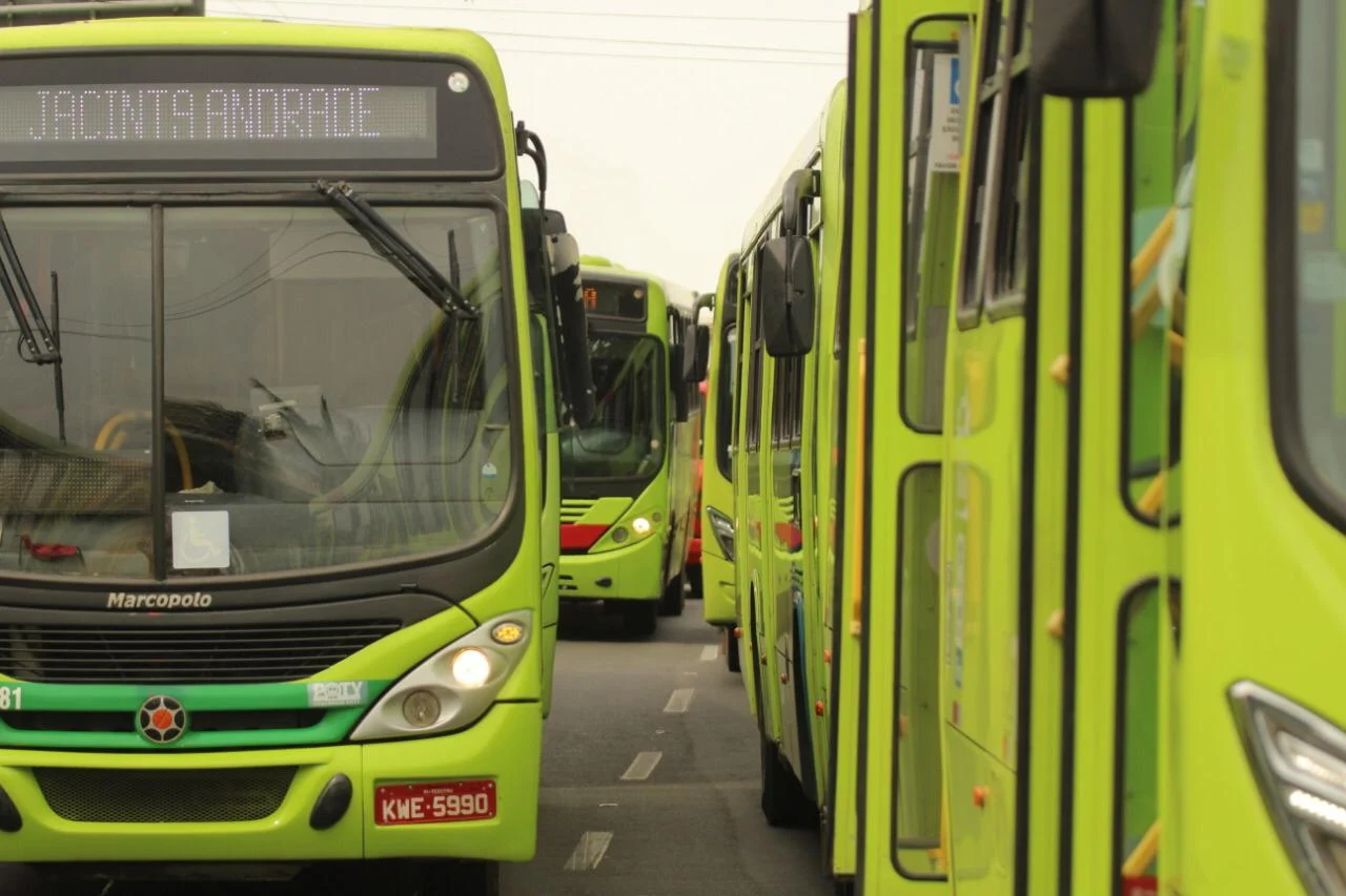 Impasse permeia a frota de ônibus disponível para eleições no domingo (2). Crédito: Raíssa Morais.