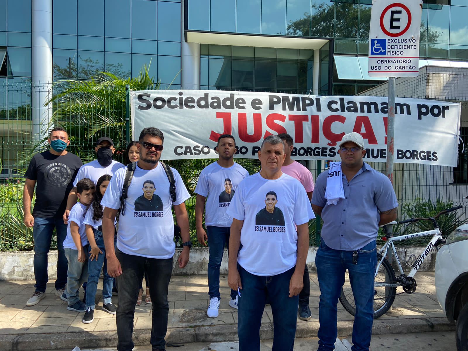 Familiares da vítima pedem justiça pelo caso - Foto: Matheus Oliveira