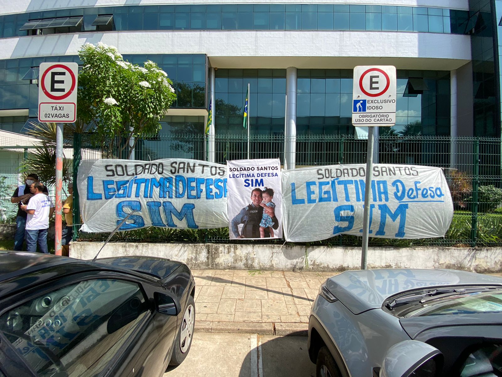Familiares do acusado também realizam manifestação na frente do Fórum - Foto: Matheus Oliveira
