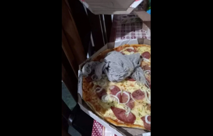 Pano de chão estava junto com a pizza- reprodução