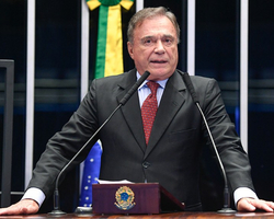 Helicóptero com senador Alvaro Dias faz pouso de emergência no Paraná