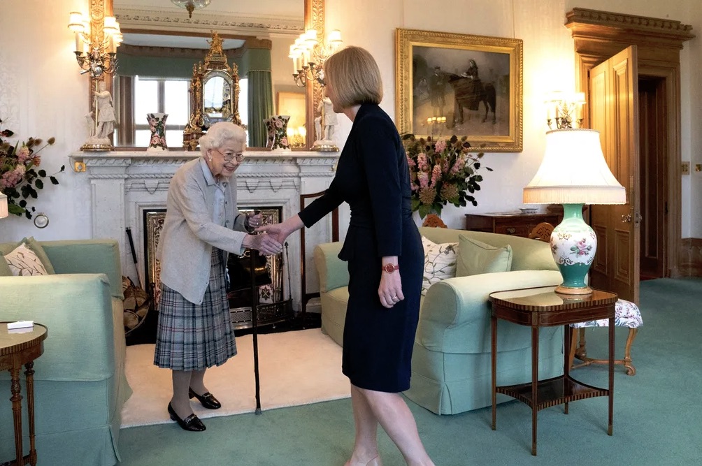 Rainha Elizabeth II recebe a nova primeira-ministra do Reino Unido - Foto: Jane Barlow/AP