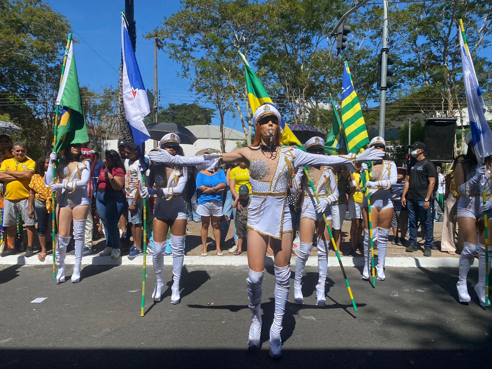 Transformistas comandam pelotões em desfile em Teresina - Foto: Ananda Soares