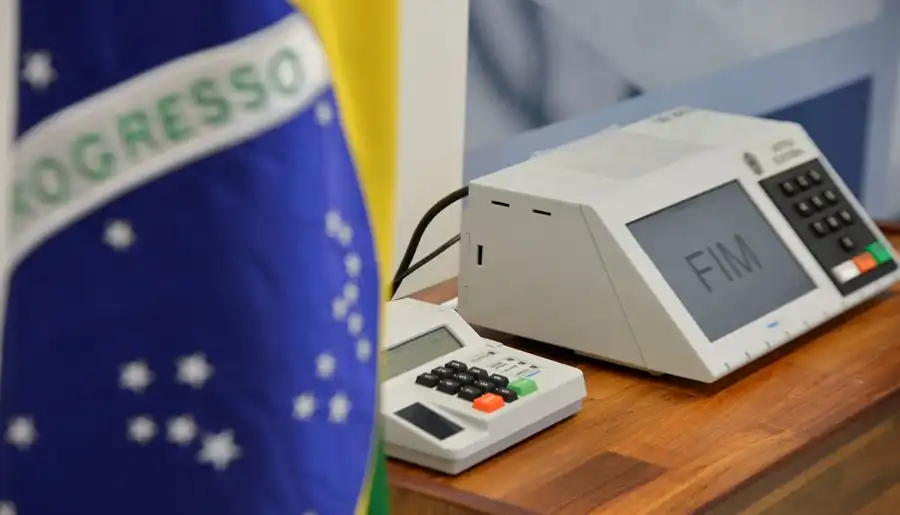 Eleitor pode levar colinha com o número do candidato (Foto: José Cruz/Agência Brasil)