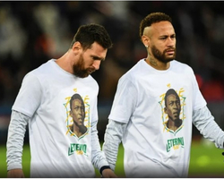 Neymar e Messi juntos em homenagem do PSG para Pelé 