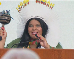 Sônia Guajajara toma posse e diz que momento é de 'retomada ancestral'