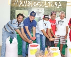 Agricultores de Monsenhor Gil recebem sementes da prefeitura municipal 
