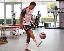 Em recuperação de lesão, Gabriel Jesus posta foto em treino com bola