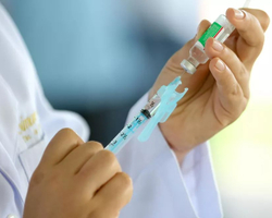 Saúde distribui 740 mil doses de Coronavac para vacinar crianças